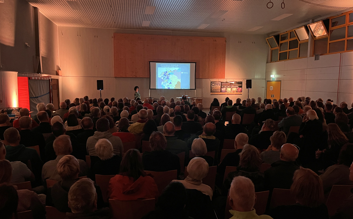 Voll besetzte Wersauer Mehrzweckhalle bei Anje Vollmers Vortrag 2025